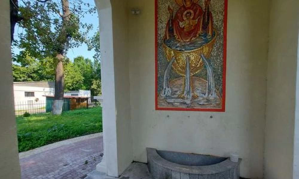 Τεράστια πρόκληση! Βέβηλοι έπλυναν τα παπούτσια τους στην πηγή της ζωής σε ορθόδοξο παρεκκλήσι